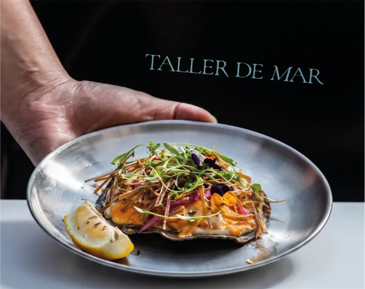 Cocinero de Taller de Mar sirviendo un plato