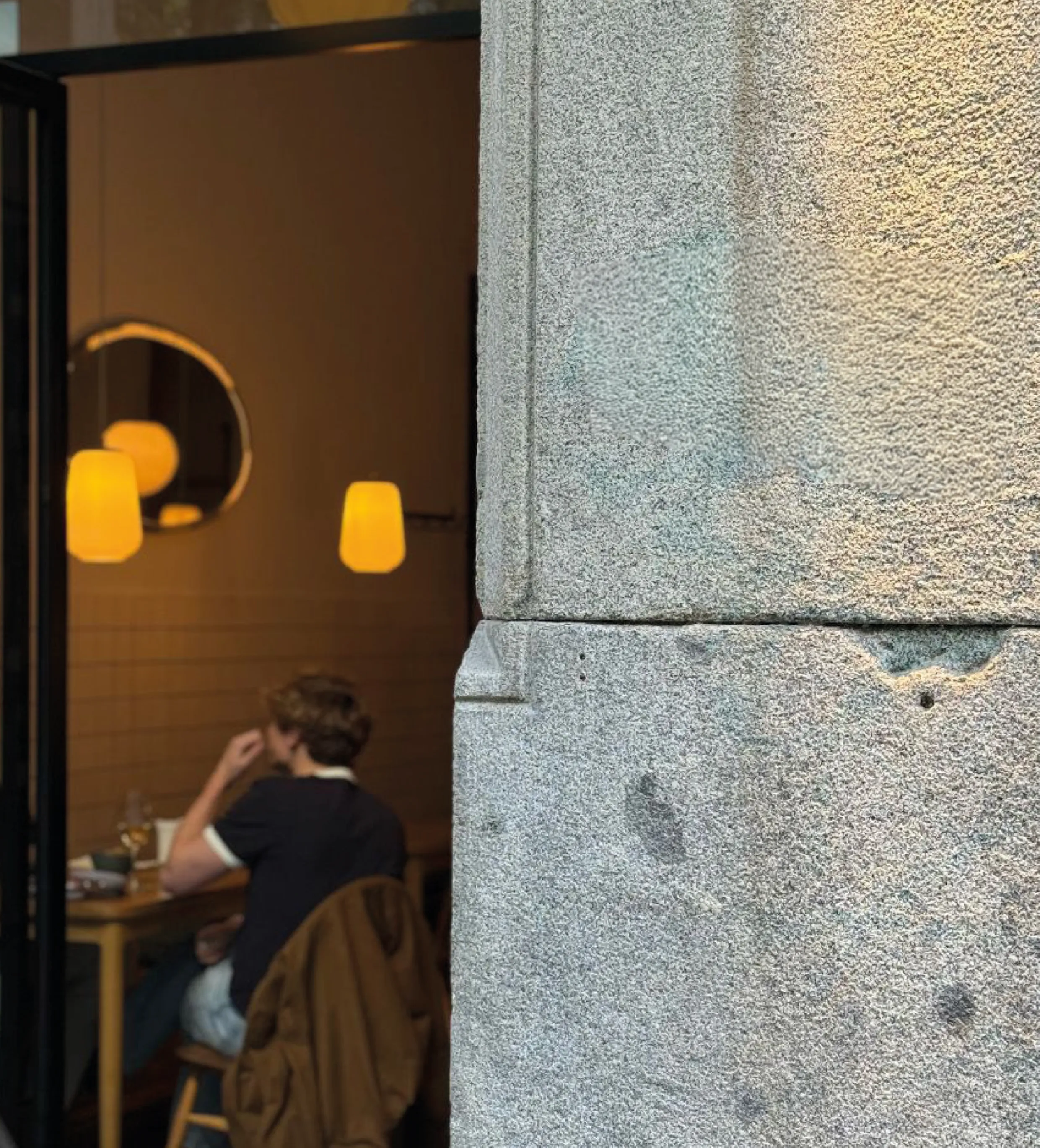 Interior de Taller de Mar visto desde la calle en Madrid