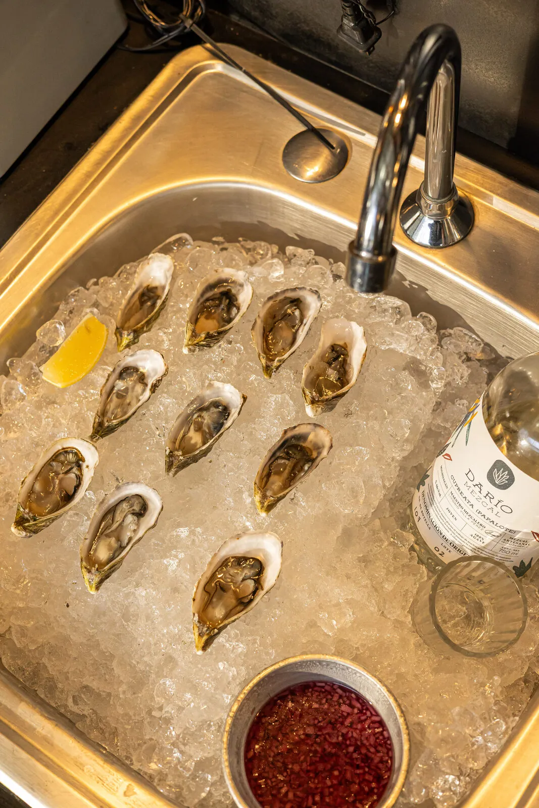 Ostras frescas sobre hielo en la cocina de Taller de Mar